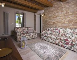 Scenic Holiday Home in Fano With Private Garden and Terrace Oda Düzeni