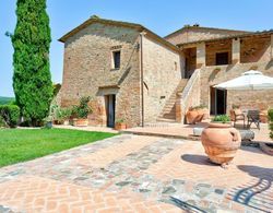 Scenic Holiday Home in Montalcino With Swimming Pool Dış Mekan