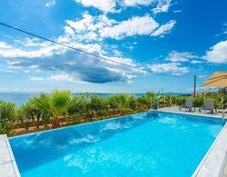 Villa Seashell Large Private Pool Walk to Beach Sea Views A C Wifi Eco-friendly - 2641 Oda