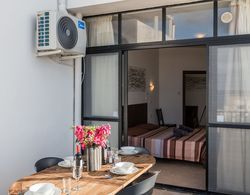 Seashells 2 bedroom Apartment with sunny terrace with stunning panoramic sea views by Getaways Malta İç Mekan