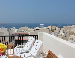 Seashells 2 bedroom Apartment with sunny terrace with stunning panoramic sea views by Getaways Malta Oda Manzaraları