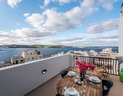 Seashells 2 bedroom Apartment with sunny terrace with stunning panoramic sea views by Getaways Malta Oda Manzaraları