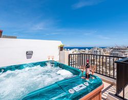 Seashells Penthouse Hot Tub Seaview by Getaways Malta Oda Manzaraları