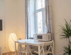 Shared Modern Apartment Schönbrunn - Budget Stylish Room Oda Düzeni