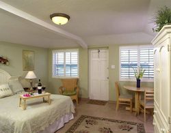 Shoreline All Suites Inn & Cabana Colony Cottages Genel
