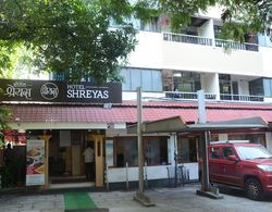 Hotel Shreyas Dış Mekan