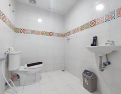 Simple And Homey Studio Room At Paltrow Apartment Banyo Tipleri