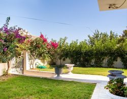 Sleek Villa With Private Pool and Garden in Cesme Oda