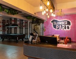 Slumber Party Surf Khao Lak Hostel Dış Mekan