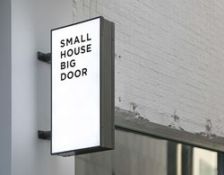 Small House Big Door Dış Mekan