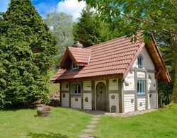 Snow White's House - Farm Park Stay with Hot Tub, BBQ & Fire Pit Öne Çıkan Resim