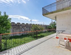 Snug Holiday Home in Niza di Sicilia With Balcony Oda Düzeni