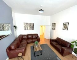 Spacious 2-bed Apartment With Hot tub and Parking Oda Düzeni