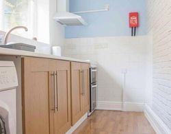 Spacious 4 Bedroom House in Plymouth City Centre Mutfak