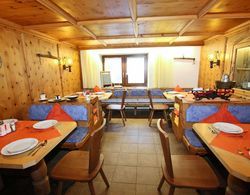 Spacious Holiday Home in Solden With Sauna Oda Düzeni