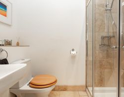 Spacious Light-filled Period Apartment - Central Bath Banyo Tipleri