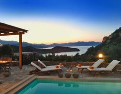 Spacious Villa With Private Pool and sea View, Just 150 Meters From the sea Dış Mekan