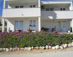 Spacious Apartment With Terrace and Amazing Sea View, Near the Beach Dış Mekan