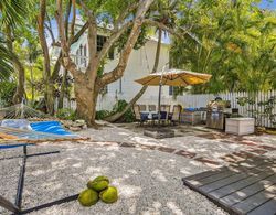 Spanish Lime Cottage by Avantstay Ideal Old Town Key West Location! Month Long Stays Only İç Mekan