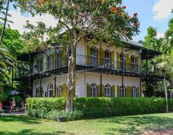 Spanish Lime Cottage by Avantstay Ideal Old Town Key West Location! Month Long Stays Only İç Mekan