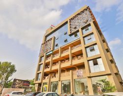 Hotel Sparsh Inn - Chandkheda Dış Mekan