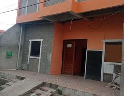 SPOT ON 2831 Pondok Orange Family Dış Mekan