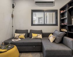 Studio Apartment with Balcony near Beach İç Mekan