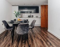 Stunning 2-bedroom Apartment in Birmingham City Mutfak