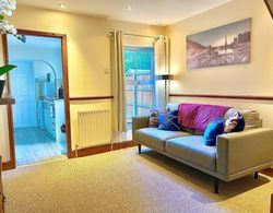 Stunning 3-bed House in Bedford, Quiet Location Oda Düzeni