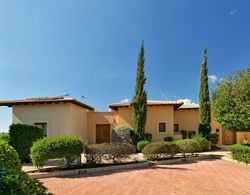 Stunning 3 bedroom villa 'BZ01' with private pool, stunning views, communal pool and resort facilities, Zephyros Village on Aphrodite Hills Re Dış Mekan