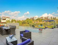 Stunning 3 bedroom villa 'JZ02' with private pool, beautiful interiors, communal pool and resort facilities, Zephyros Village, Aphrodite Hills Dış Mekan