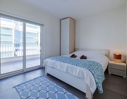 Stunning 3BR Apartment With Marina Views İç Mekan