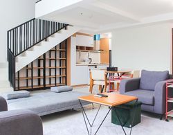 Stunning And Strategic 1Br Loft At Neo Soho Apartment İç Mekan