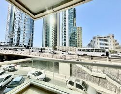 Stunning Apartment at Dora Bay Dubai Marina Oda Manzaraları