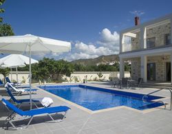 Stunning new Beach Front Villa,1st Line to the Beach, Large Pool, Wonderful Area Dış Mekan