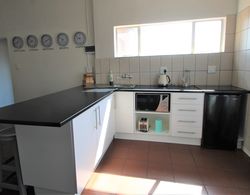 Stylish 2-bed Apartment in Centurion, Pretoria Mutfak