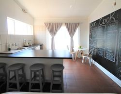 Stylish 2-bed Apartment in Centurion, Pretoria Mutfak