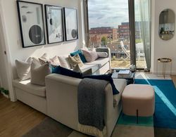 Stylish and Chic 1 Bedroom Apartment in Canning Town Oda Düzeni