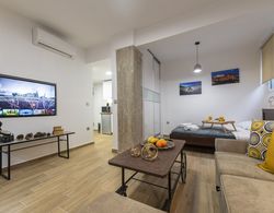 Stylish Koukaki Apartment by Cloudkeys Oda Düzeni