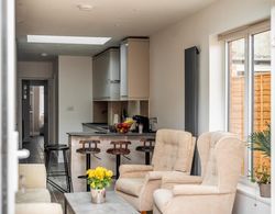 Stylish & Sleek 3BD Home Including Guest House in Southall Mülk Olanakları