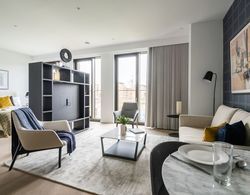 Stylish Studio Apartment With River Views in Londons Bustling Docklands Oda Düzeni