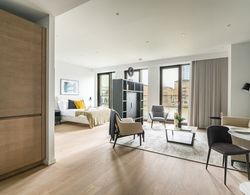 Stylish Studio Apartment With River Views in Londons Bustling Docklands Oda Manzaraları