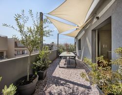 Stylish Sunny Apartment 1 stop to City Center by VillaRentalsgr Oda Manzaraları