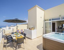 Summer Breeze Penthouse with large Terrace and Hot Tub by Getaways Malta Dış Mekan