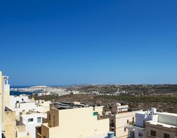 Summer Breeze with Panoramic terrace by Getaways Malta Oda Manzaraları