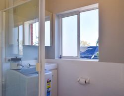 Sun-drenched 1 Bed Studio Apartment In Newtown Banyo Tipleri