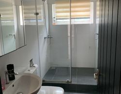 Super Comfy XL 2-bed Apartment With Pool in Accra Banyo Tipleri