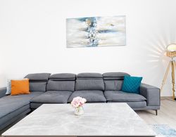 SuperHost - Comfy Apartment in JVC With Designer Swimming Pool Oda Düzeni