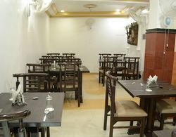 Hotel Tathagat Inn Yerinde Yemek