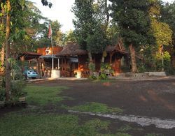The Riverside Javanese Cottages Dış Mekan